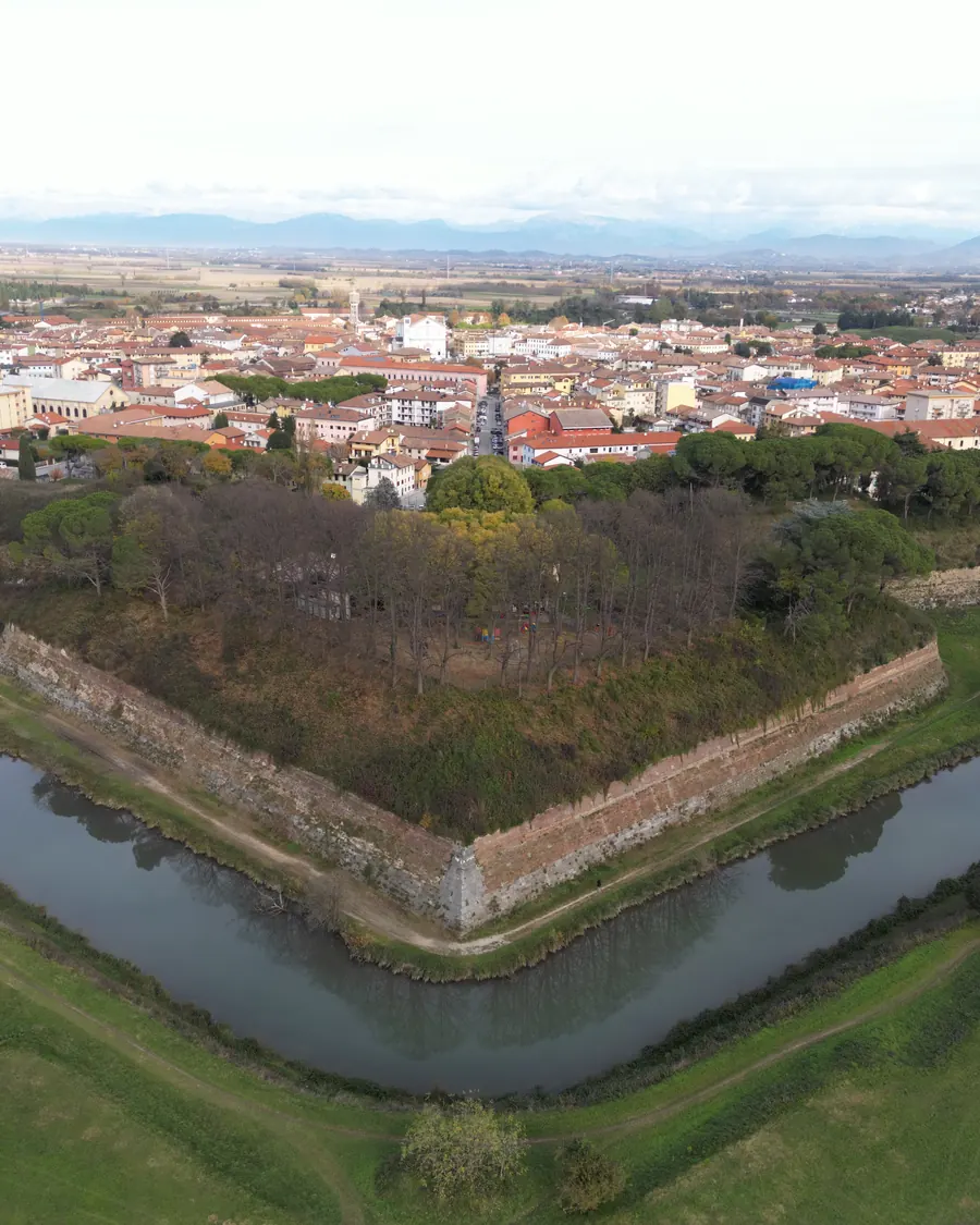 Bastione e cinta muraria di Palmanova rilevati dall'alto con drone