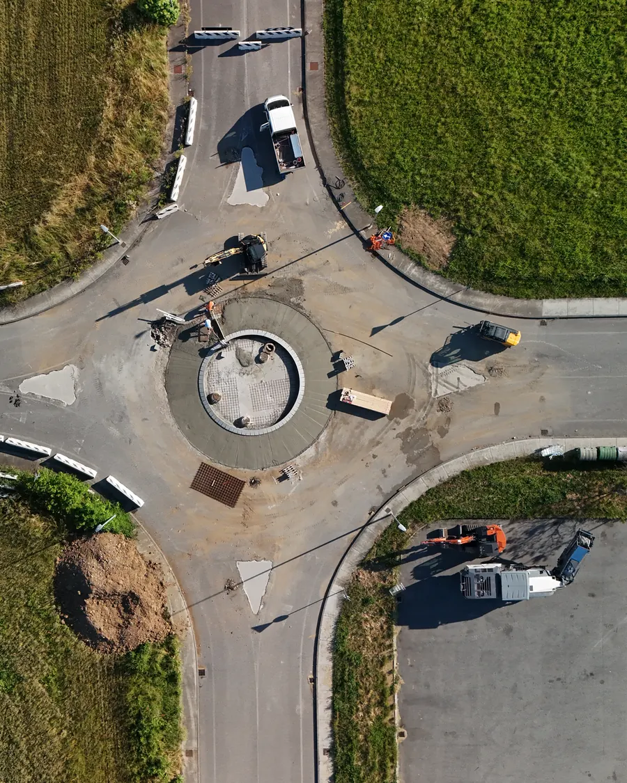 Rotatoria in costruzione ripresa dall'alto con drone durante il monitoraggio del cantiere